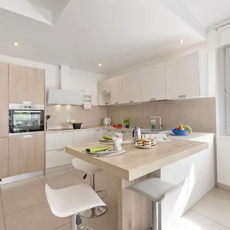Thomas's House - Happy Apartment *